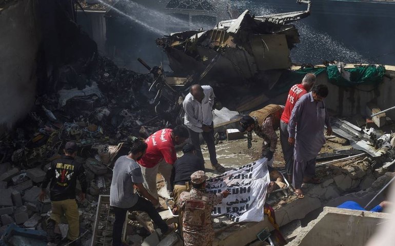 Avião com ao menos 99 pessoas cai em área residencial em Karachi, no Paquistão