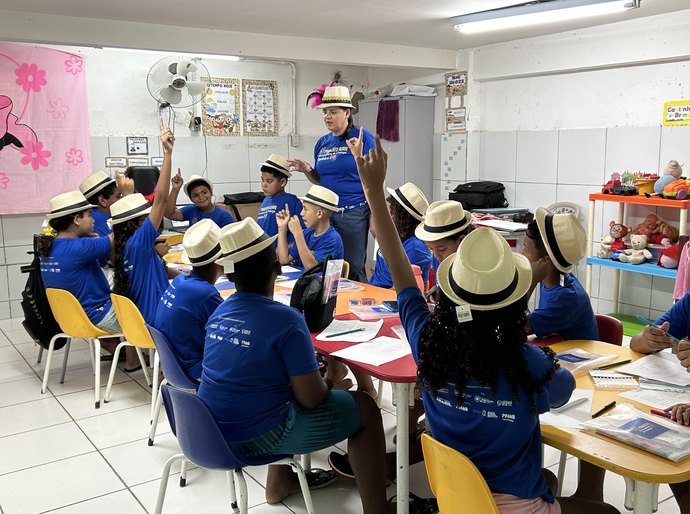 Alunos recorrem à poesia do maracatu rural para contar suas vivências em meio à violência do bairro