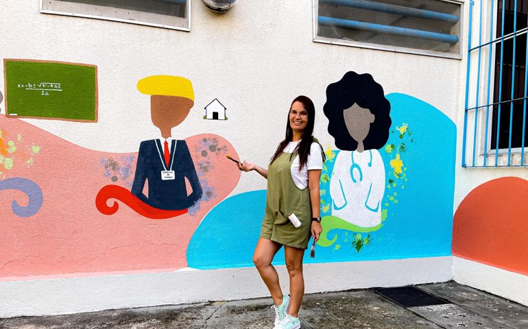 Projeto de muralismo leva arte à escola localizada no bairro do Jacintinho, em Maceió
