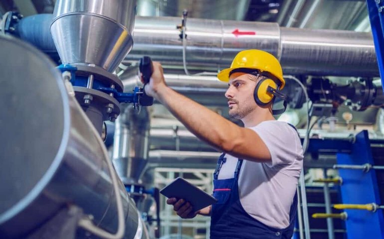 PMI industrial cai a 47,7 pontos em agosto, de 48,2 pontos em julho, diz S&P Global