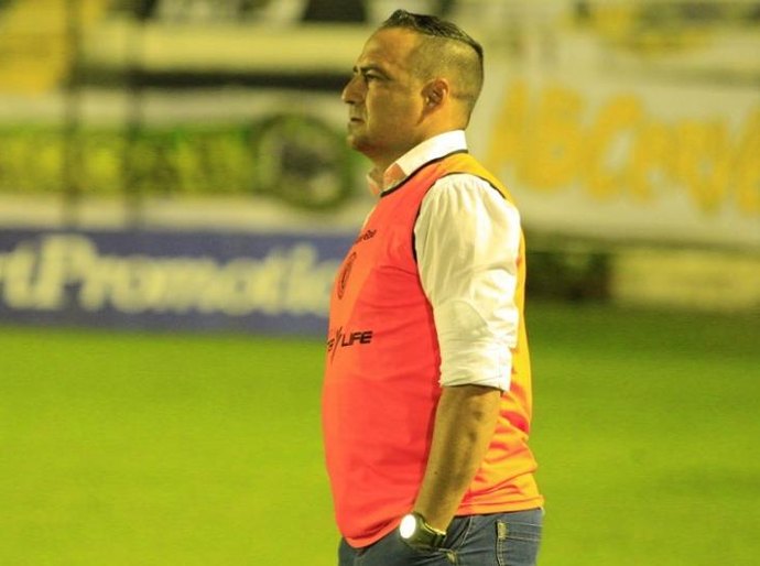 Técnico Foiani prega respeito ao Confiança e viaja com a equipe motivada