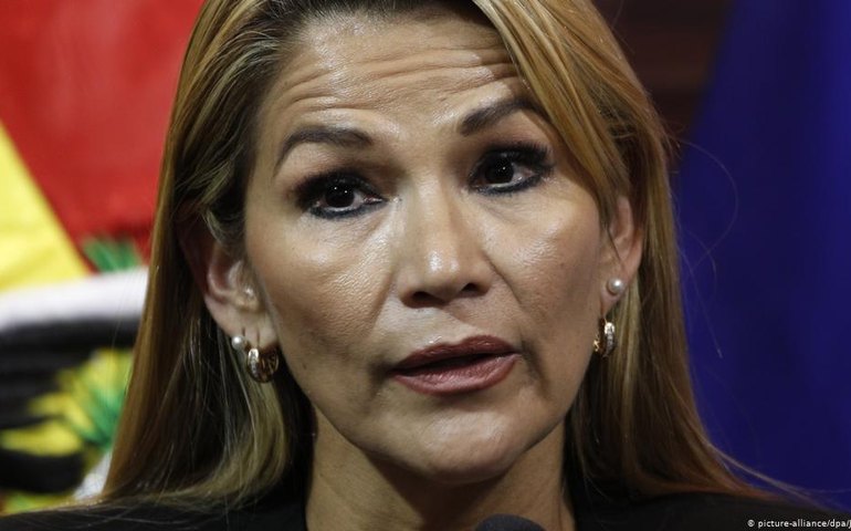 Presidente interina da Bolívia tem covid e se isola por 14 dias