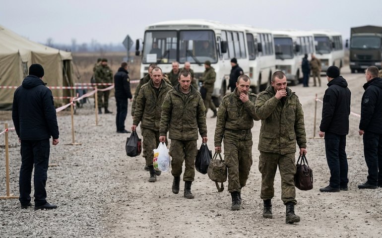 Veja militares russos resgatados do cativeiro ucraniano na troca desta segunda-feira (24)