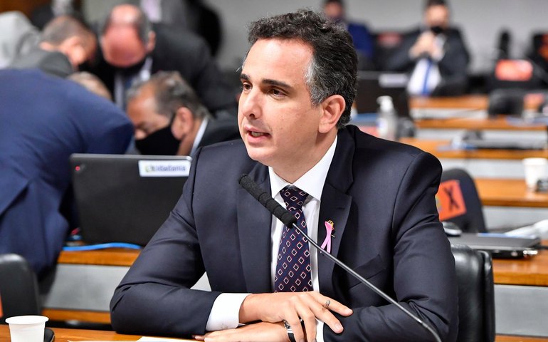 Pacheco faz ofensiva por votos no Senado