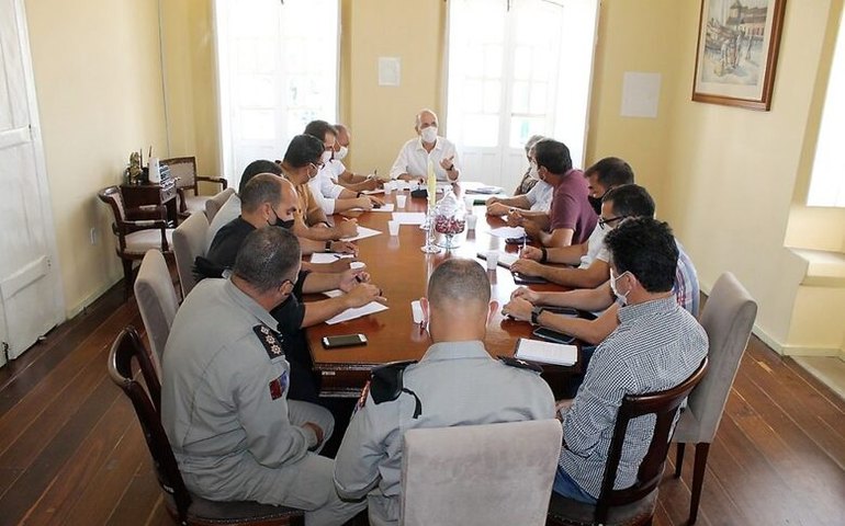 Prefeito Ronaldo Lopes orienta equipe sobre alerta para situação de cheia em Penedo
