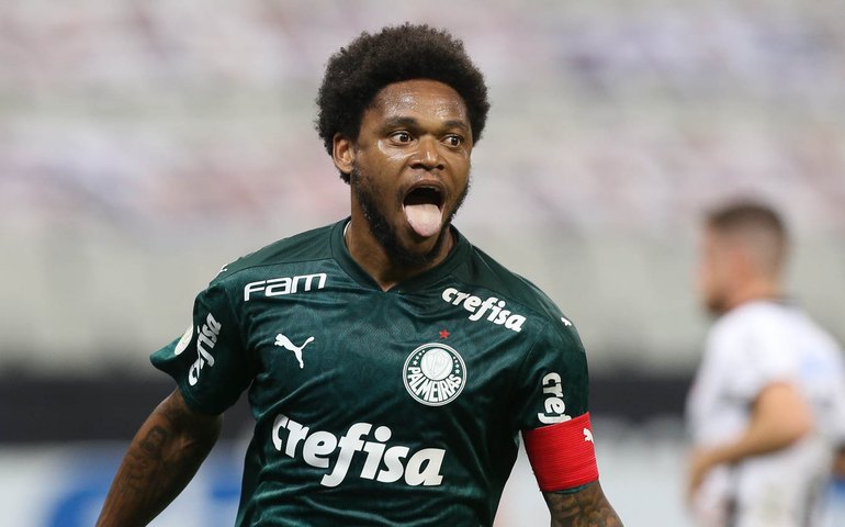Palmeiras aproveita expulsão, vence o Corinthians e aumenta crise no rival