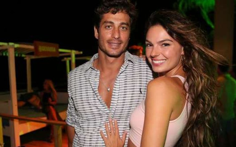Isis Valverde, acompanhada do namorado, será destaque da Grande Rio no Carnaval