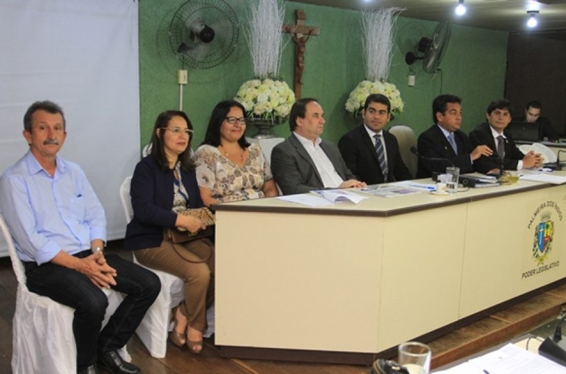 Luciano Barbosa fala sobre programa Escola 10 aos vereadores de Palmeira