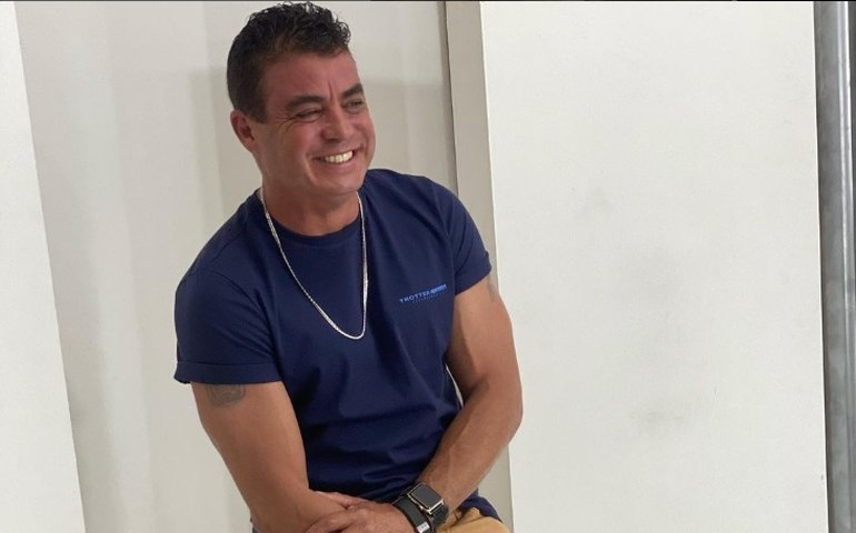 Ex-BBB Dhomini agride dono de bar com socos e chutes