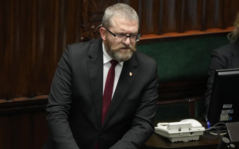 Presidenciável polonês invade hospital e agride médica, informa mídia local