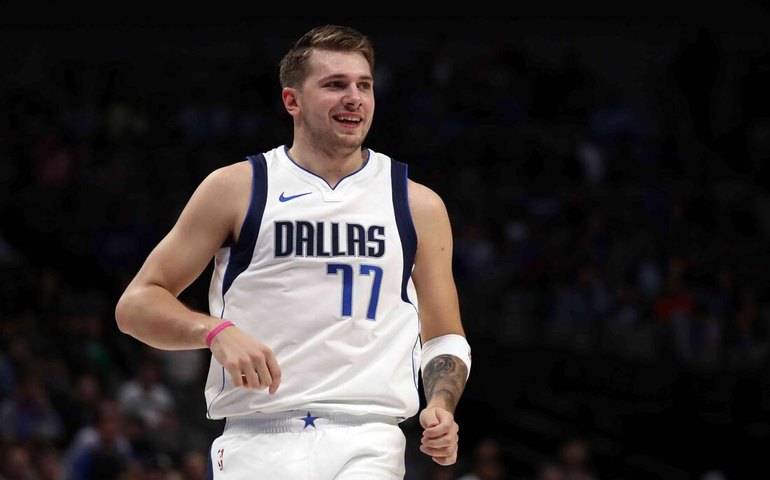NBA: Doncic faz cesta incrível de três pontos em vitória do Masvericks sobre o Nets; vídeo