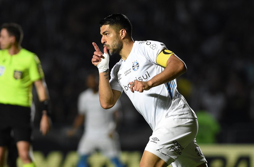Grêmio vence Botafogo de virada e empata na liderança em show de Luis Suárez