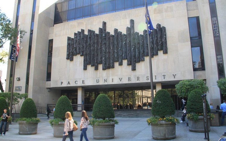 Graduados da Universidade PACE de Nova York usam IA na cerimônia de formatura