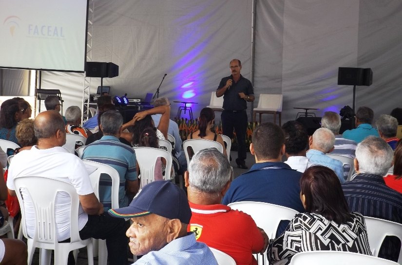 Festa na Faceal marca comemoraçãos pela passagem do Dia do Aposentado