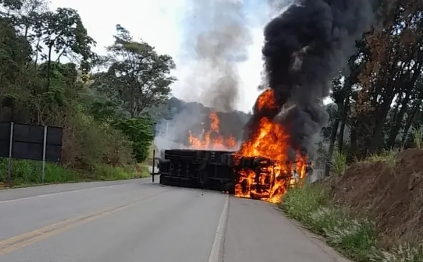 Caminhão tomba e pega fogo na BR-104, em Alagoas