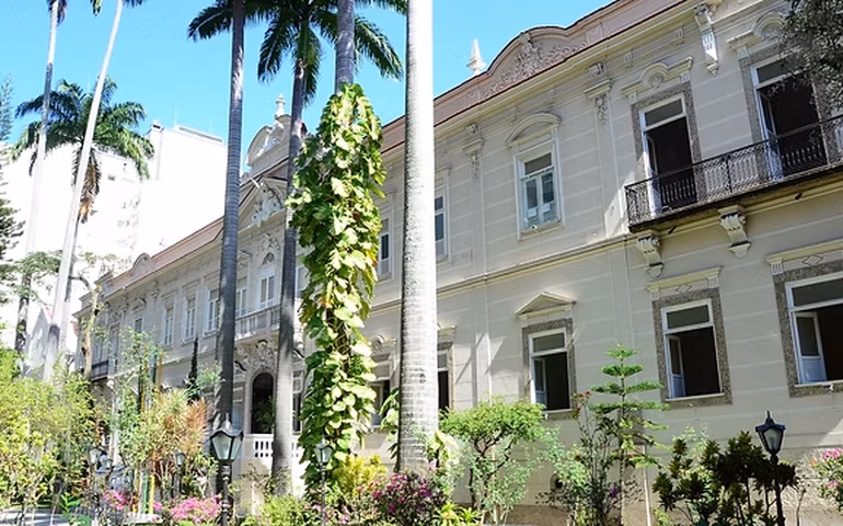 Colégio repudia violência após caso de suásticas desenhadas em caderno de aluno judeu