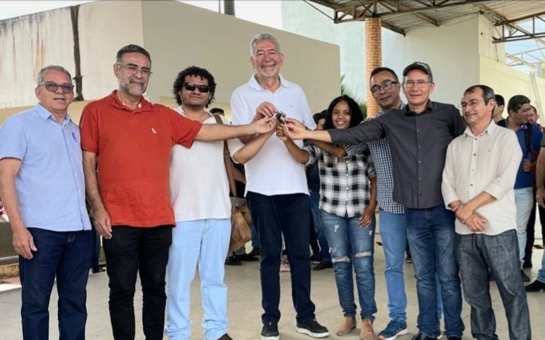 Ao lado do deputado Paulão (PT), Coutinho participa de entrega de trator no campus da Ufal em Arapiraca