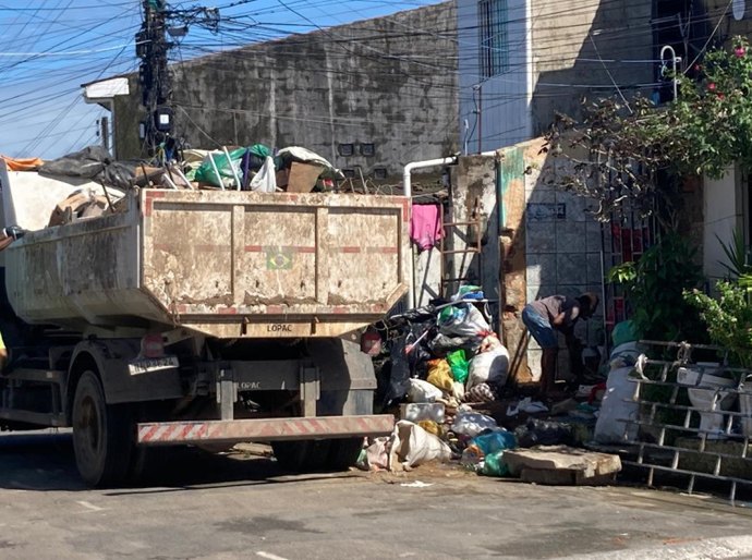 Vigilância Sanitária recolhe seis caçambas de entulho em residência no Santo Amaro