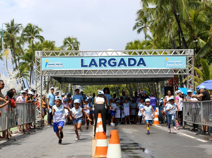 Maratoninha da Educação leva centenas de estudantes à Orla de Maceió