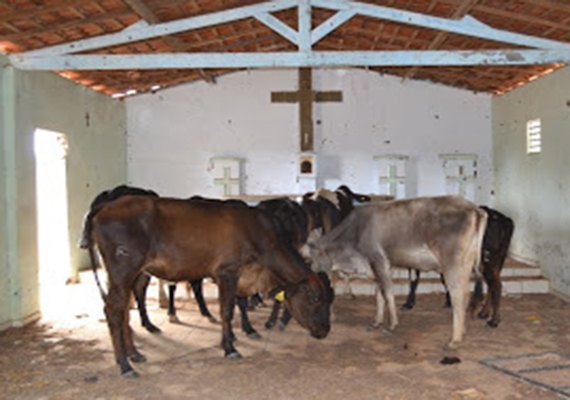 Ações de mineradora fecham escolas e até igreja no Agreste de Alagoas