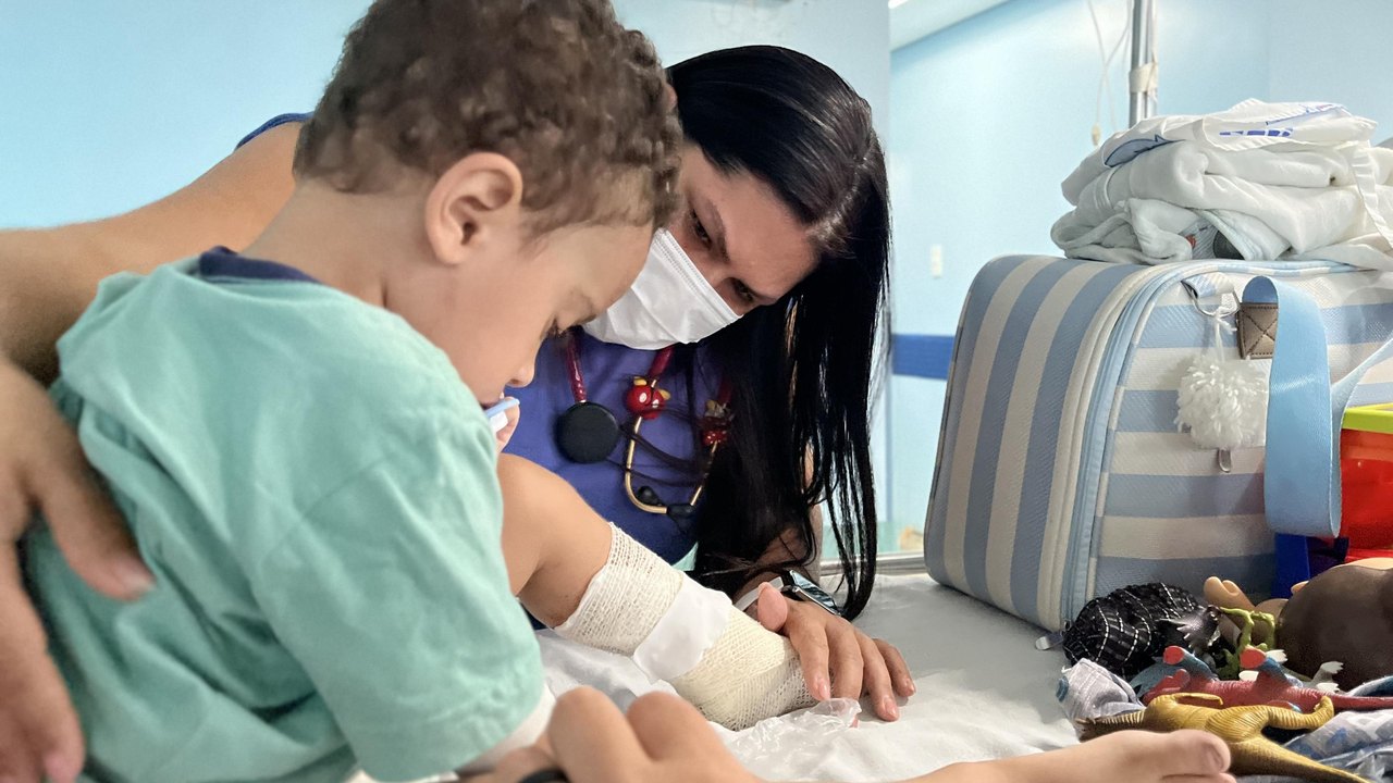 Criança de dois anos, vítima de capotamento na Serra da Barriga, recebe alta médica no HGE