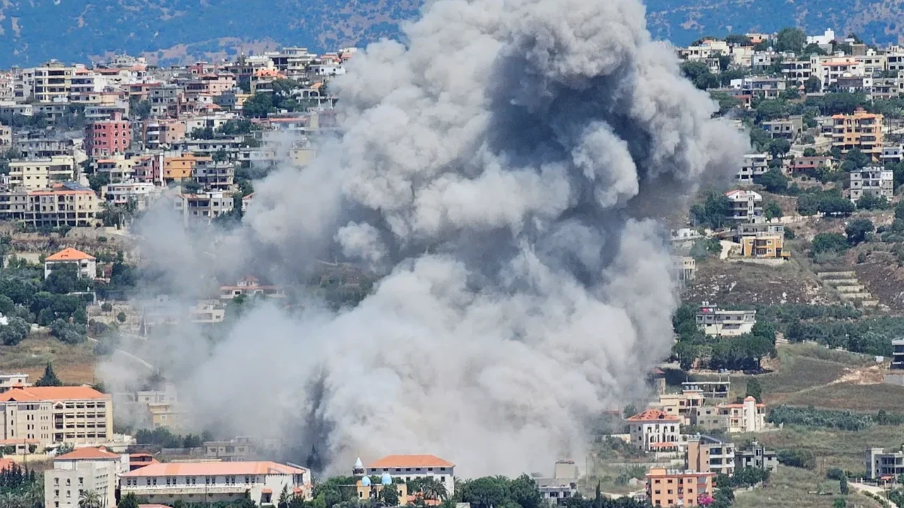 Israel bombardeia QG do Hezbollah em Beirute e promete retaliar ataque do Irã