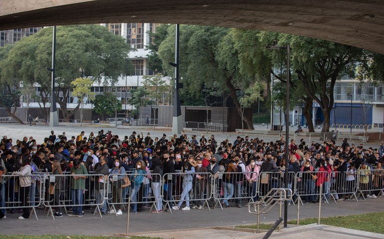 Mais de seis mil pessoas enfrentam fila em mutirão de emprego em São Paulo