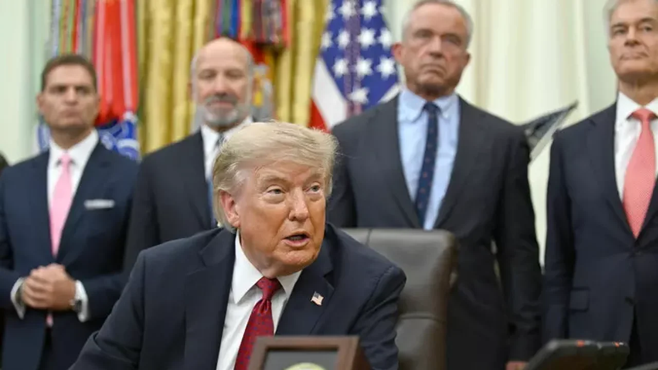 Trump avalia ataques limitados no Estreito de Ormuz, diz mídia