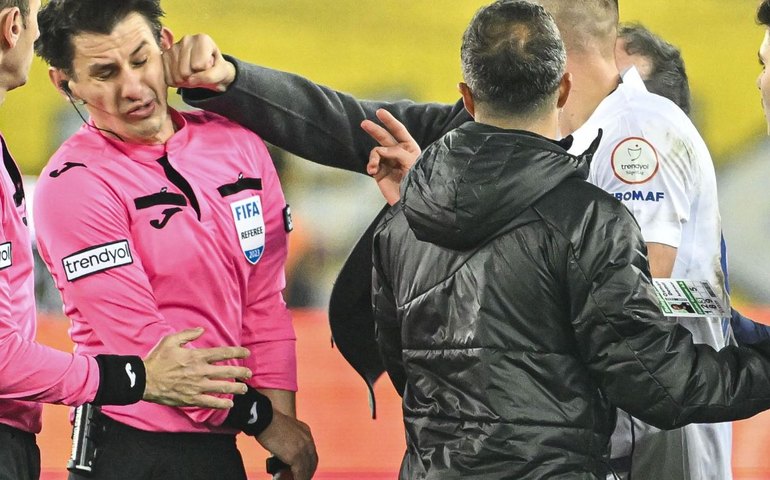 Árbitro que levou soco na Turquia não perdoa ex-presidente do Ankaragucu: 'Nunca esquecerei'