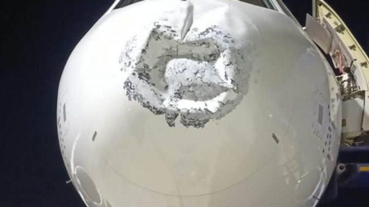 Avião de passageiros pousa sem vítimas após ser atingido por raio na Índia