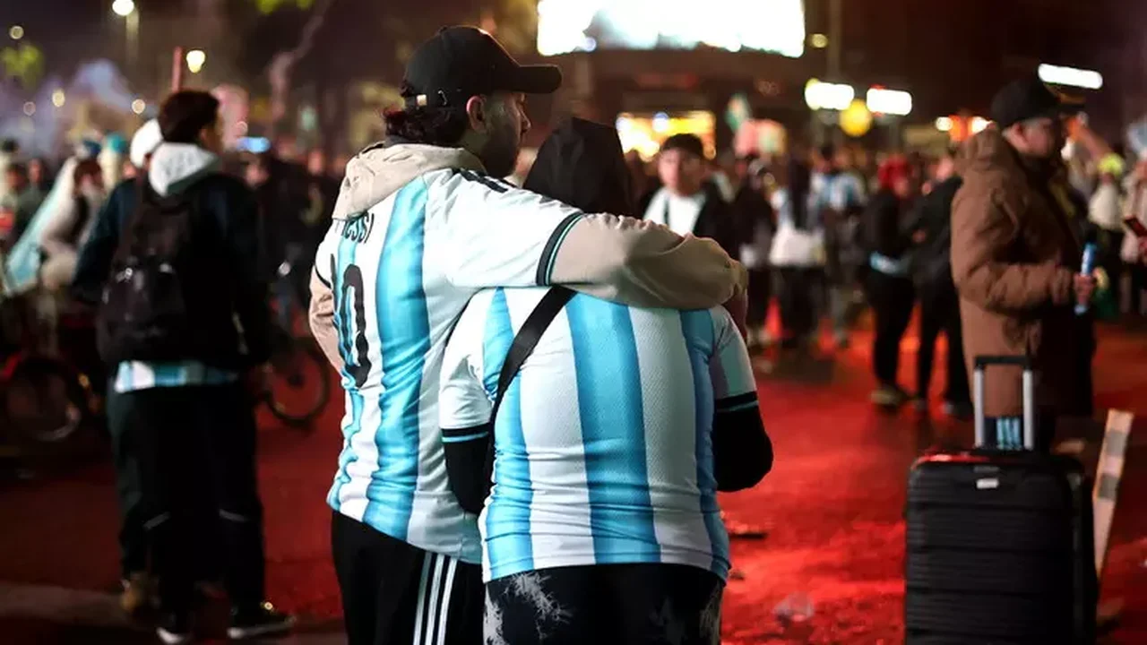 Torcida argentina gera tumultos em Buenos Aires e no Brasil após derrota na Copa