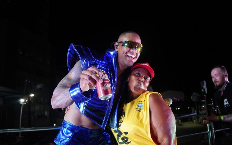 Saiba quem é a ambulante que dançou “Perna Bamba” com Leo Santana