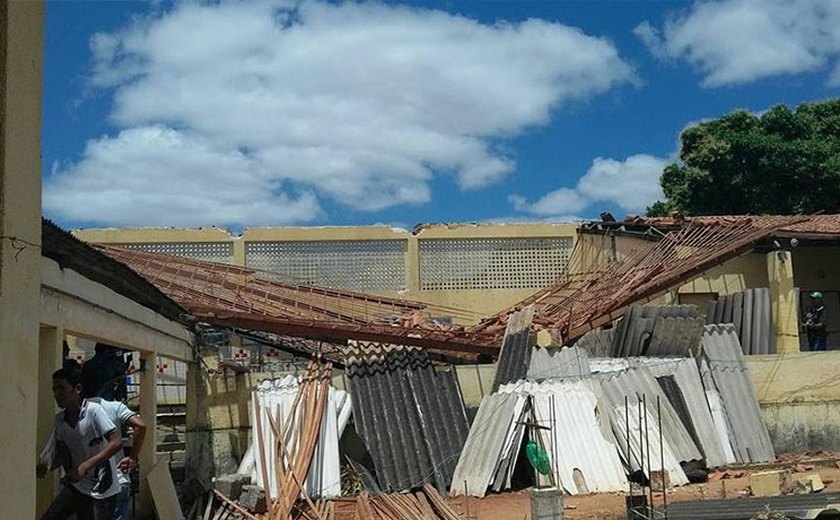 Parte do teto da Escola Graciliano, em Palmeira, desaba e deixa alunos em pânico