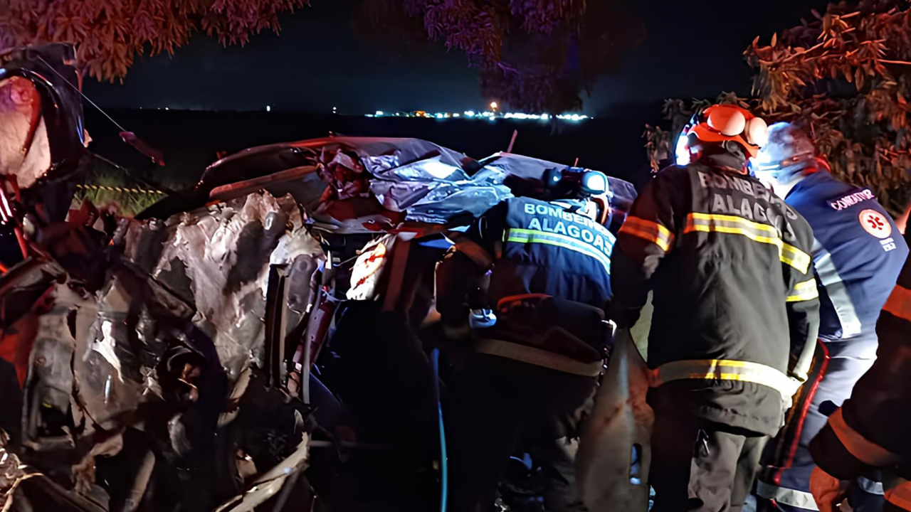 Bombeiros resgatam vítimas de colisão de carro contra árvore no Pilar