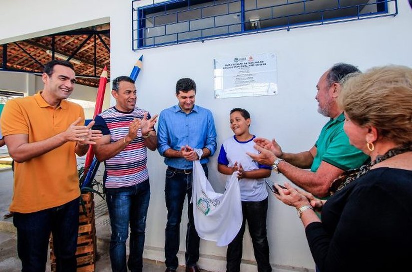 Prefeito Rui Palmeira entrega quadra para 700 alunos no Benedito Bentes