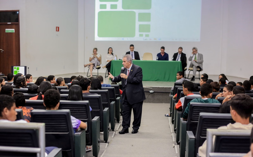 Justiça Eleitoral fala sobre democracia para estudantes da rede pública municipal de Penedo