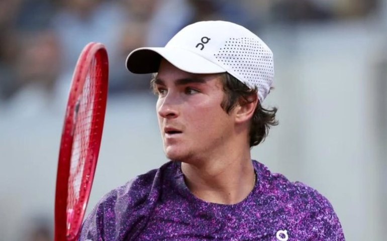 João Fonseca encara Casper Ruud após vitória histórica sobre Djokovic em Roland Garros