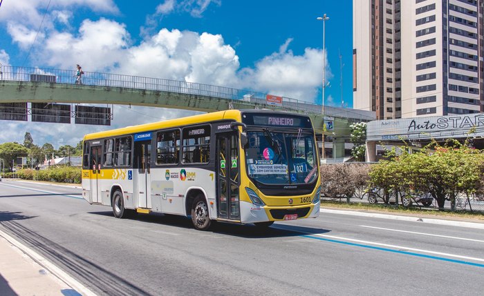 Ônibus trafegando a avenida Fernandes Lima