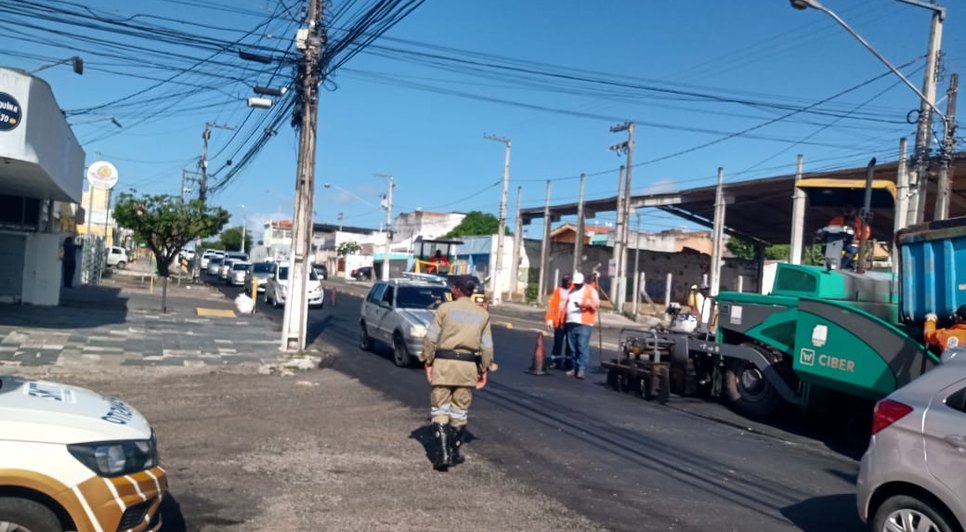 MEIA PISTA Desembargador Maynard e a rua Porto da Folha / Foto: SMTT