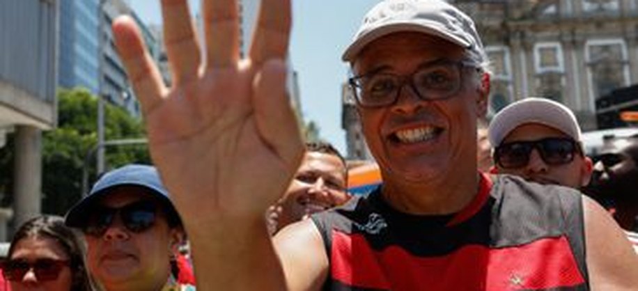Rio de Janeiro (RJ), 30/11/2025 – Hélio Marcos Ferreira Chaves, torcedore do Flamengo, comemora título da Copa Libertadores, no centro da cidade. Foto: Fernando Frazão/Agência Brasil