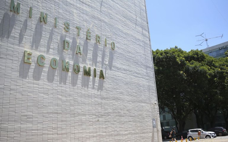 Governo estuda MP que desburocratize regras para fazer reformas, diz secretária