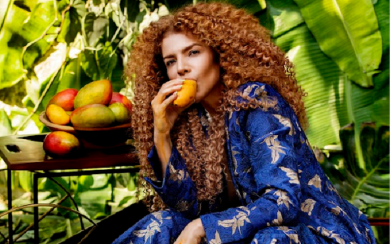 Vanessa da Mata promove parceria com produtor Papatinho