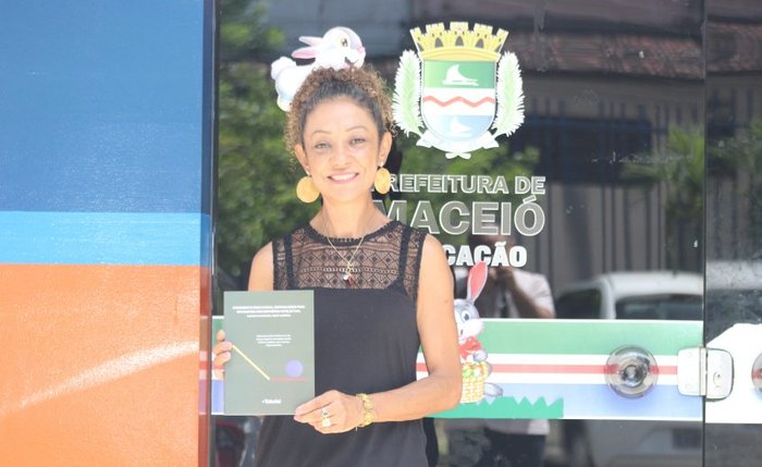 Uma das organizadoras do livro e professora da rede municipal, Tarciana Damato Uma das organizadoras do livro e professora da rede municipal, Tarciana Damato
