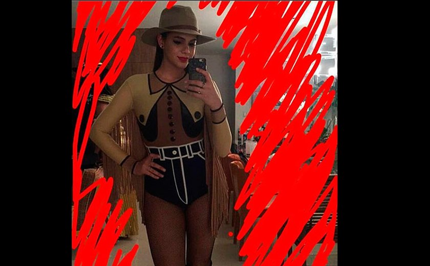 Marquezine aposta em look sexy para festa a fantasia