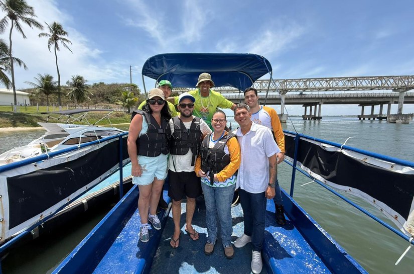 Autarquia de Limpeza Urbana apresenta Ecoboats para ativista ambiental Diego Saldanha