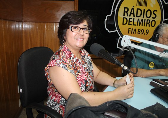 Professora delmirense lança livro sobre papel da mulher no Antigo e Novo Testamento