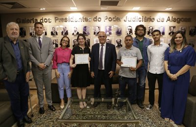 Coleta seletiva: vencedores de março são premiados na Presidência do TJAL