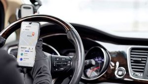 Jovem pula de carro de aplicativo em movimento após motorista borrifar 'gás paralisante' / Foto: Foto: Freepik/ Ilustrativa