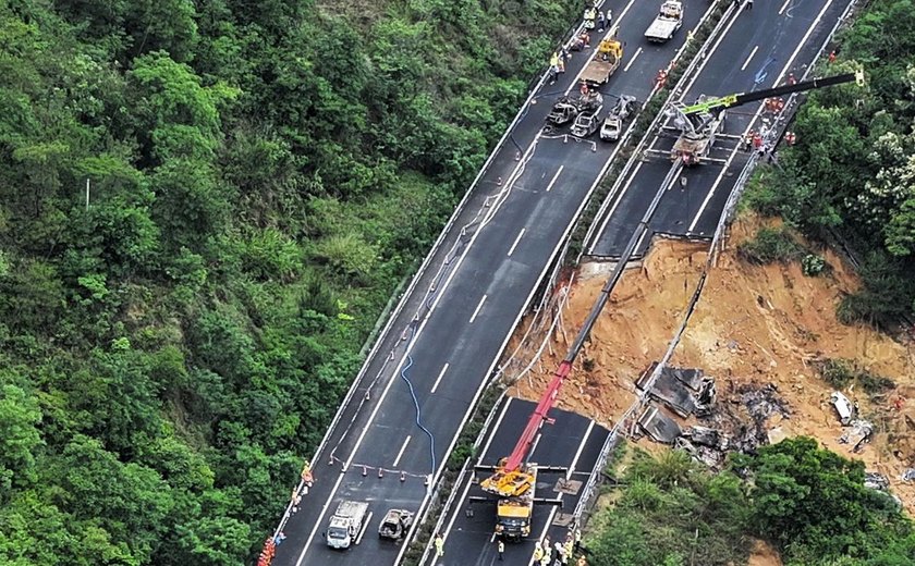 China anuncia balanço de 48 mortos em desabamento de estrada