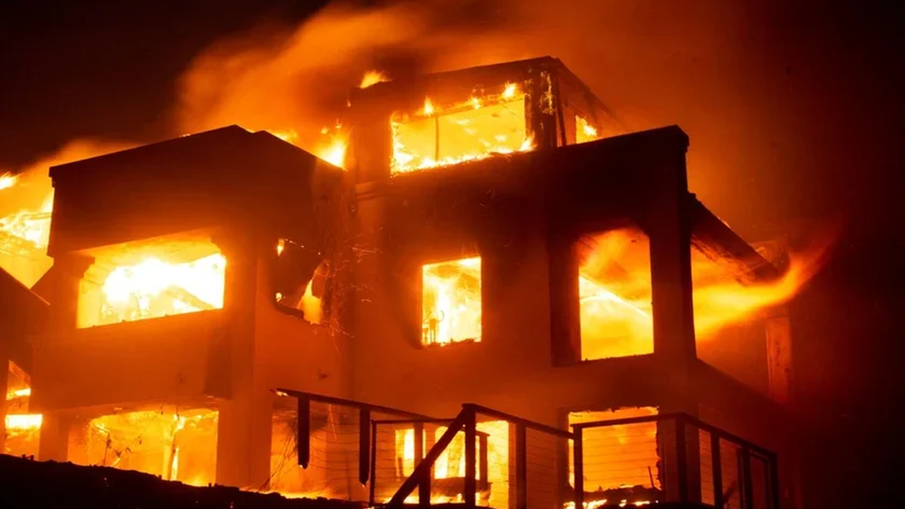 Incêndios voltam a ameaçar Los Angeles e milhares de moradores devem deixar região